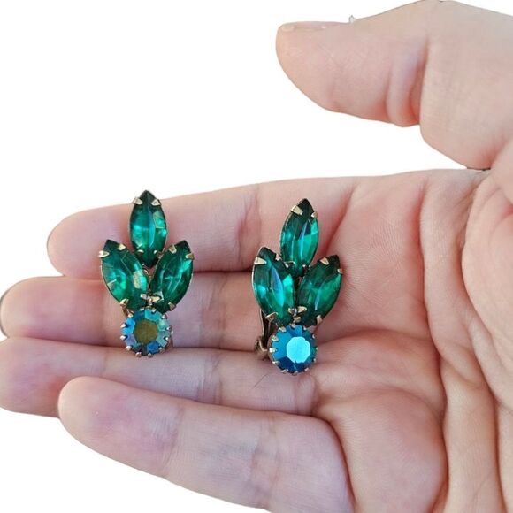 Vintage D&E Juliana Rhinestone Green & Blue Mid-century Modern Clip-on Earrings - Picture 4 of 8